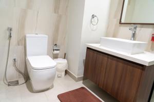 Bilik mandi di Upscale 2BR apartment with a complete view of the sea on Al Reem Island