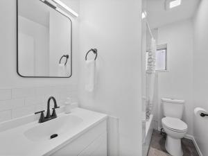 Koupelna v ubytování Bloomfield, Shadyside !C Modern and Cozy Private Bedroom with Shared Bathroom + 17 fotografií
