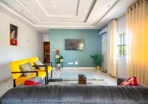 una sala de estar con un sofá y una mesa en magnifique appartement, de deux balcons, très spacieux, en Baguida