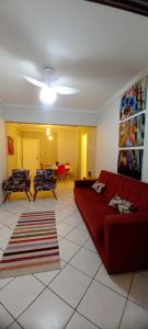 Χώρος καθιστικού στο Apto 02 quartos com ar, e 30 metros do Mar do Apto