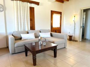 Een zitgedeelte bij Thea House Patmos