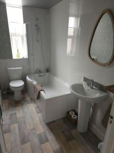 Un baño con bañera, inodoro y lavabo. en Amber House Retreat, en Saltburn-by-the-Sea 13 fotos más