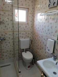 Ένα μπάνιο στο Lana Rooms