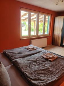a bedroom with a bed with two towels on it at Ferienwohnung mit Garten - 10 Minuten von Templin in Milmersdorf