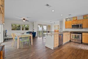 ペンサコーラ・ビーチにあるSunny Daze Beach Houseのテーブルと椅子のあるキッチンとダイニングルーム