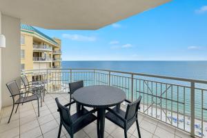 un balcone con tavolo e sedie e l'oceano di Indigo Unit 1701e a Pensacola