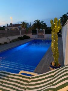 Basen w obiekcie Riumar Nature 38 , piscina , aire acondicionado , barbacoa y pàrquing Privado lub w pobliżu