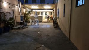 an empty hallway of a building with a table and chairs at Hospedagem da Família hostel in Cabo Frio