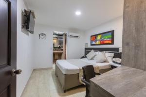 Televiisor ja/või meelelahutuskeskus majutusasutuses Hotel Plaza Norte Cali