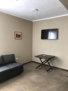 a living room with a couch and a table at Complejo Los Rosales Cafayate in Cafayate