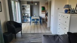 a kitchen with a table and chairs in a room at Ferienwohnung Hänel in Römstedt