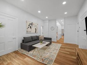 ピッツバーグにあるBloomfield, Shadyside !2 Modern and Spacious Two Bedroom Apt with Free Parkingのソファとテーブルのあるリビングルーム