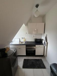 a small kitchen with a sink and a stove at Hammer Wohnung in Hamm