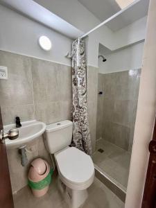 Ένα μπάνιο στο Apartaestudio en el centro de Pereira