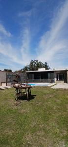 een picknicktafel in een veld voor een gebouw bij Ruka Baradero in Baradero