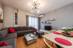 Posezení v ubytování Bright and Spacious Apartment - New Boulevard View