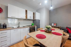 Kuchyň nebo kuchyňský kout v ubytování Bright and Spacious Apartment - New Boulevard View + 28 fotografií