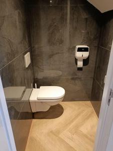 Ένα μπάνιο στο Modern appartement vlak bij strand