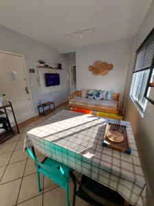 TV a/nebo společenská místnost v ubytování Excelente Apartamento a 1 quadra e meia do mar