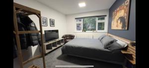 Postel nebo postele na pokoji v ubytování Kingsize Room in Prestwich