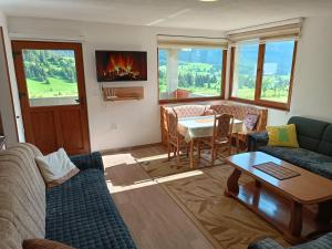 トラヴニクにあるApartmani Vila Alpeのリビングルーム(ソファ、暖炉付きテーブル付)