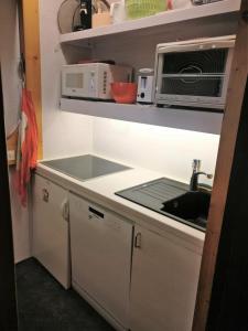 a kitchen with a sink and a microwave at Résidence Nova 1 - Appartement 2 pièces 6 personnes proche des pistes MAE-7494 in Arc 1800
