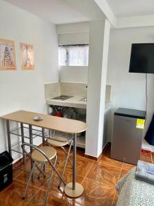 Köök või kööginurk majutusasutuses Pereira Central Aparta-estudio +13 fotot