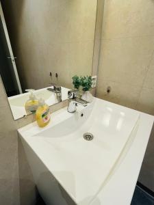 a white bathroom sink with a large mirror at Fjellsporthytta nr. 4 in Sogndal
