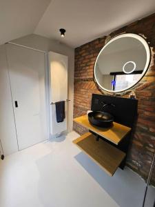TV a/nebo společenská místnost v ubytování Gite Urbain de qualité