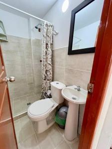 Et badeværelse på Central Aparta-estudio Pereira + 10 billeder