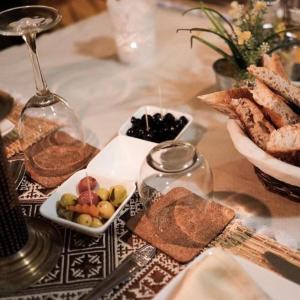 una mesa con un plato de pan y un bol de fruta en Chic Boheme Camp, en Merzouga