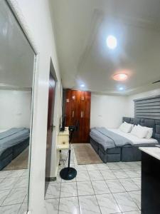 Rúm í herbergi á Executive Studio 1 Lifecamp