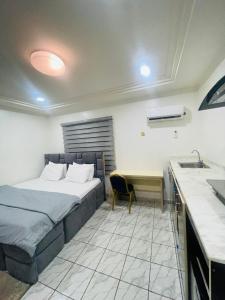 Rúm í herbergi á Executive Studio 1 Lifecamp