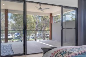 Ένα ή περισσότερα κρεβάτια σε δωμάτιο στο Marina Palms - Your Luxury Escape