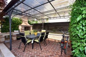 Patio lub wspólna przestrzeń na świeżym powietrzu w obiekcie Apartments in Porec - Istrien 40311