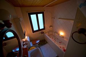 a bathroom with a tub and a sink and a bath tub at Chalet familiale spacieux - près de Villars in Huémoz