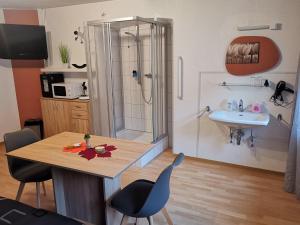 Kuchyň nebo kuchyňský kout v ubytování Pension am Kirchberg - Zimmer 1