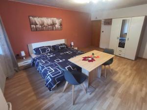 Postel nebo postele na pokoji v ubytování Pension am Kirchberg - Zimmer 1