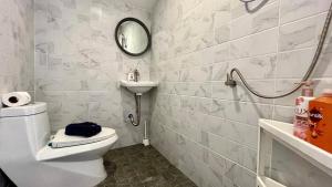 Koupelna v ubytování Baiyok 10 - Single Home with 2 bedrooms plus 2 bathrooms Near Kathu Waterfall