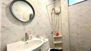Koupelna v ubytování Baiyok 10 - Single Home with 2 bedrooms plus 2 bathrooms Near Kathu Waterfall