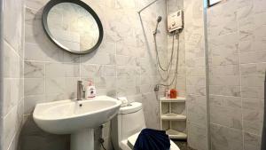Koupelna v ubytování Baiyok 10 - Single Home with 2 bedrooms plus 2 bathrooms Near Kathu Waterfall