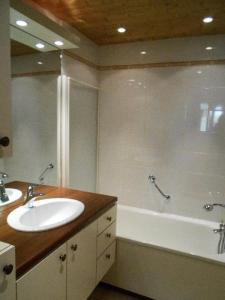 a bathroom with a sink and a bath tub at Résidence Les Melezes - Studio rénové · Accès pistes par navette · Parking extérieur MAE-0684 in Champcella