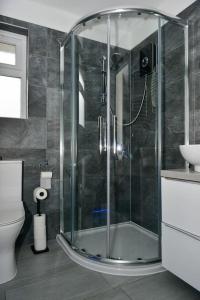 Bilik mandi di Perfect for contractors, TVs in every bedroom