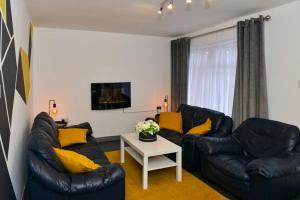 Ruang duduk di Perfect for contractors, TVs in every bedroom