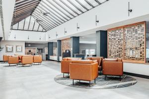 Гостиная зона в Holiday Inn Binghamton-Downtown Hawley Street by IHG +36 фотографий