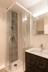 a bathroom with a shower and a sink at Résidence Les Melezes - Studio rénové & chaleureux · Accès pistes par navettes · Parking extérieur MAE-1104 in Champcella