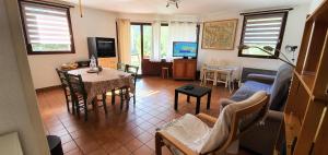 a living room with a table and a couch at Résidence Grand Serre Che A - BEAU 3 PIECES 6 PERS REZ DE JARDIN EXPOSE SUD EST MAE-4884 in La Salle Les Alpes