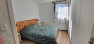 a small bedroom with a bed and a window at Résidence Grand Serre Che A - BEAU 3 PIECES 6 PERS REZ DE JARDIN EXPOSE SUD EST MAE-4884 in La Salle Les Alpes