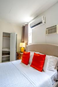 Ένα ή περισσότερα κρεβάτια σε δωμάτιο στο Private Rooms at Miami, Buena Vista with Parking