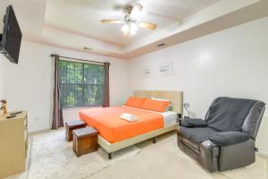 Ruang duduk di Home with Dog-Friendly Yard in Quiet Atlanta Suburb